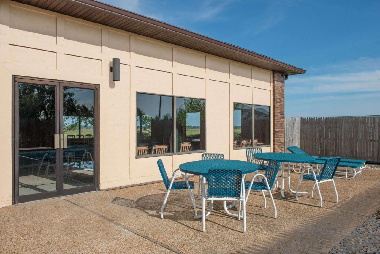 | Days Inn by Wyndham Pontoon Beach