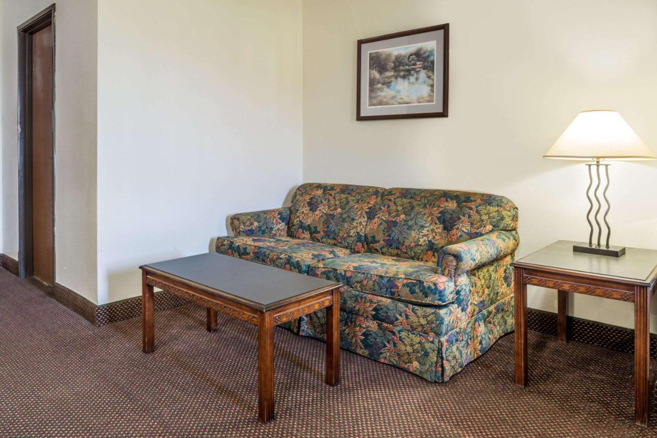 | Days Inn by Wyndham Pontoon Beach