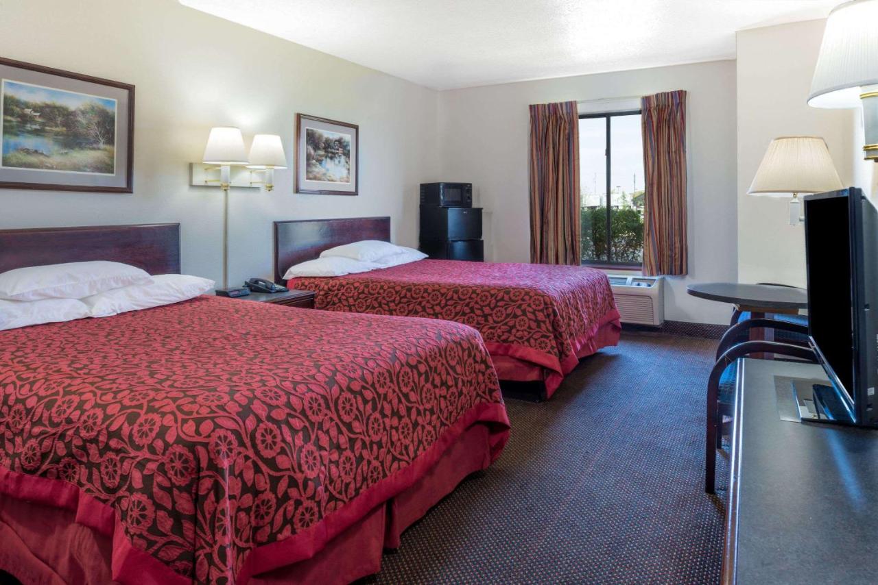 | Days Inn by Wyndham Pontoon Beach