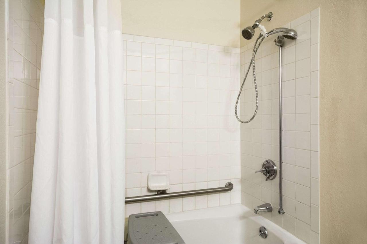 Queen Room - Mobility Access/Non-Smoking at Sunrise Inn