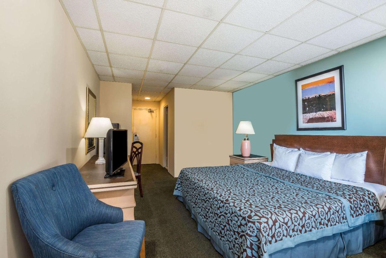 Deluxe King Room - Oceanfront at Days Inn by Wyndham Atlantic City Oceanfront-Boardwalk