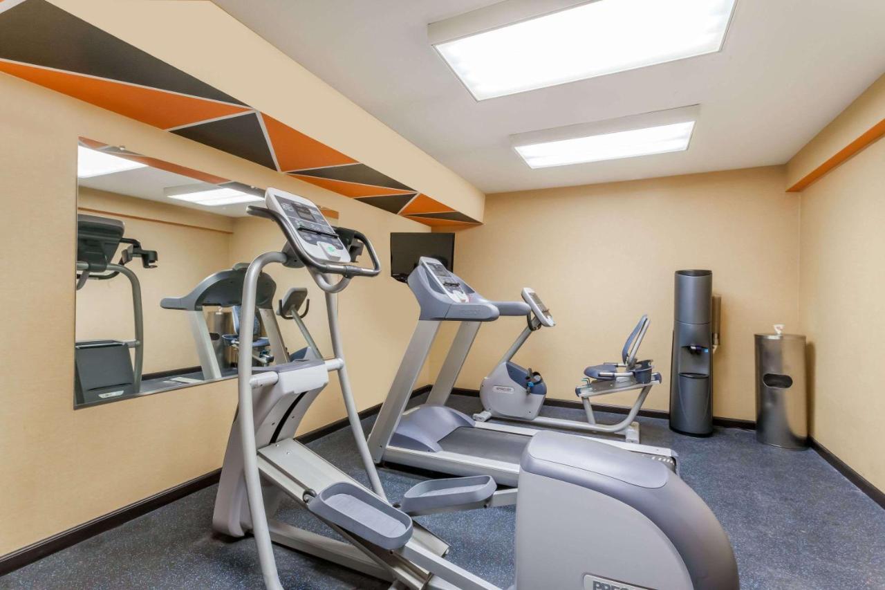 | Days Inn by Wyndham Windsor Locks / Bradley Intl Airport