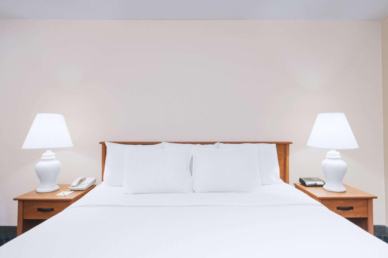King Room - Mobility Access/Non-Smoking at Days Inn by Wyndham Wytheville