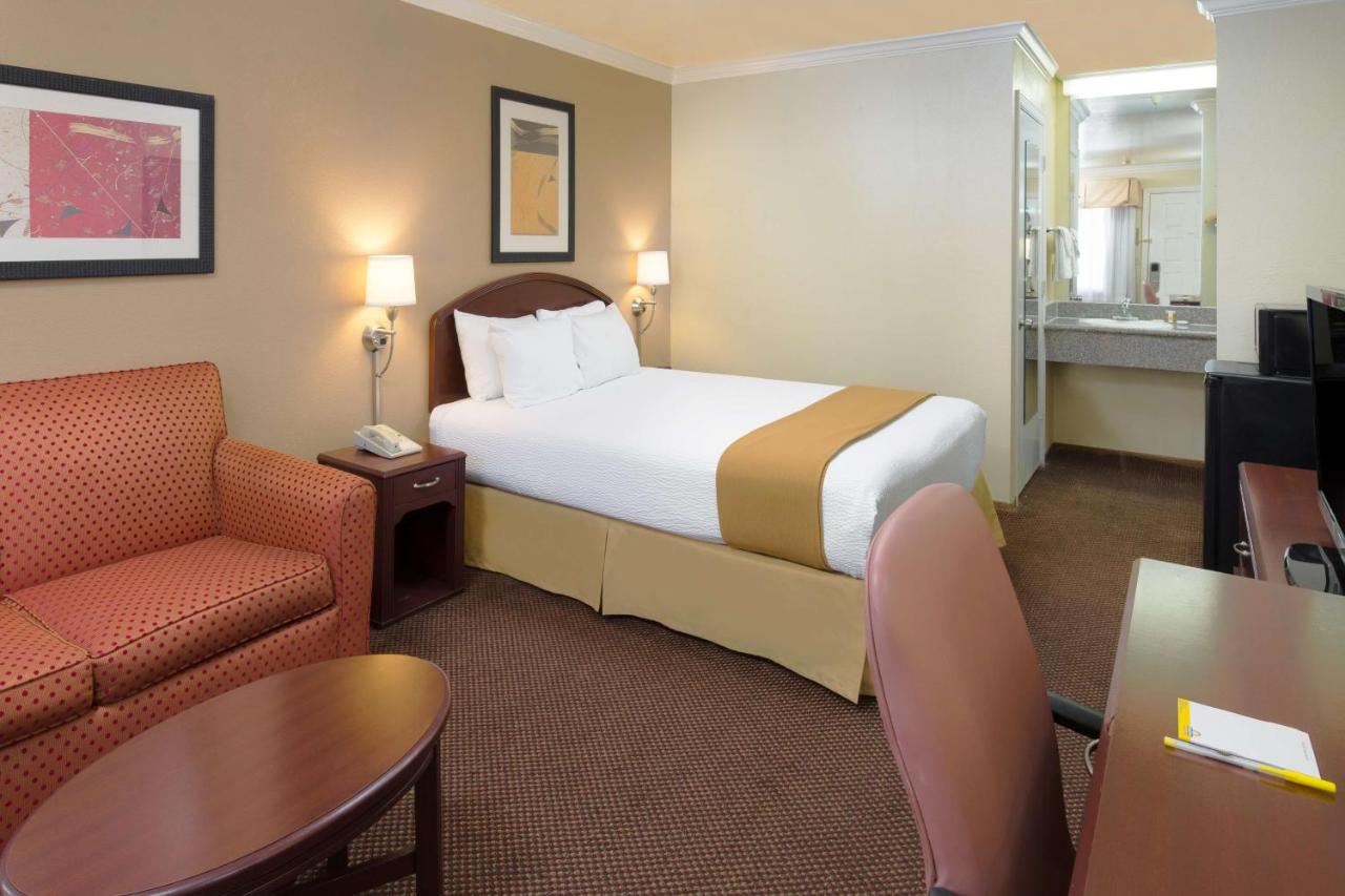 | Days Inn by Wyndham Pinole Berkeley