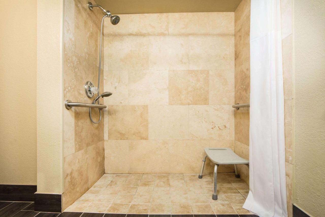 King Room - Mobility Access/Non-Smoking at Days Inn by Wyndham Joplin