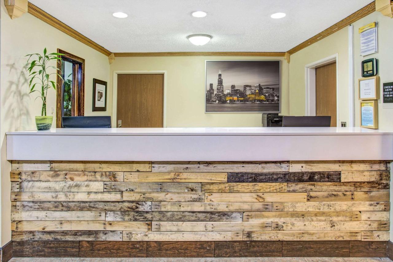 | Days Inn by Wyndham Great Lakes - N. Chicago