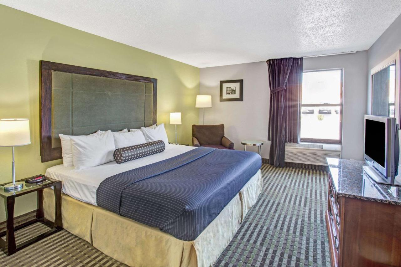 | Days Inn by Wyndham Great Lakes - N. Chicago