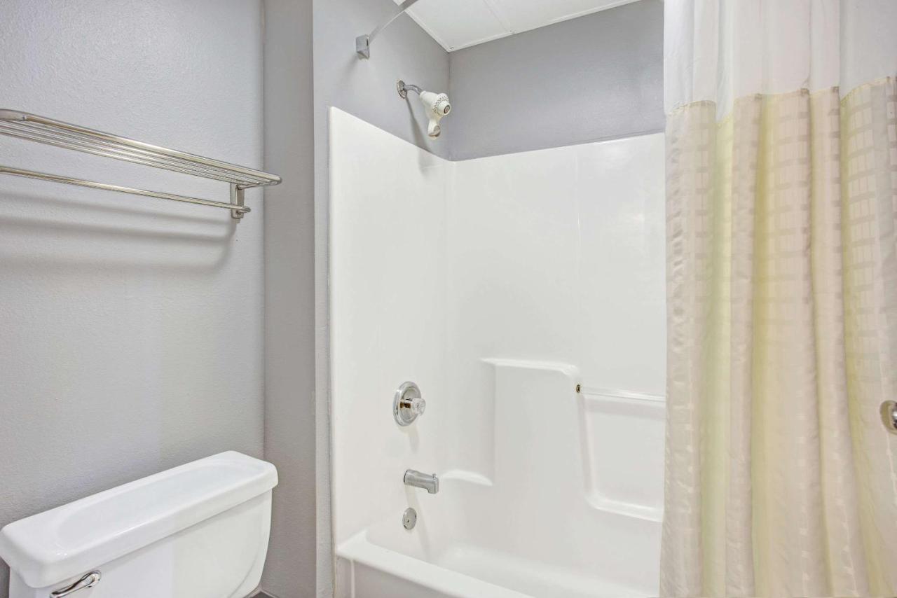 | Days Inn by Wyndham Great Lakes - N. Chicago