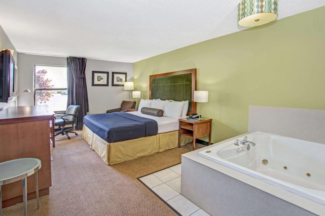 | Days Inn by Wyndham Great Lakes - N. Chicago