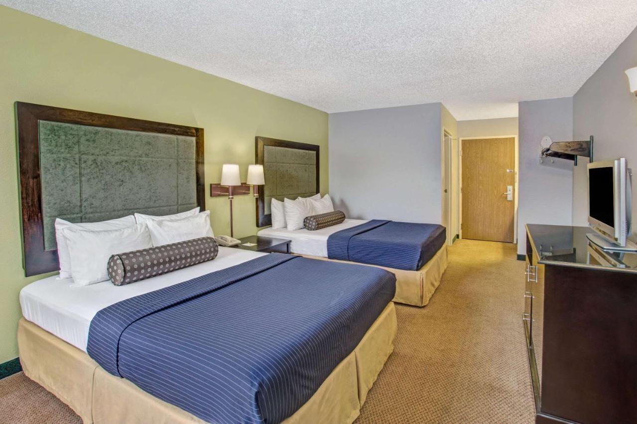 | Days Inn by Wyndham Great Lakes - N. Chicago
