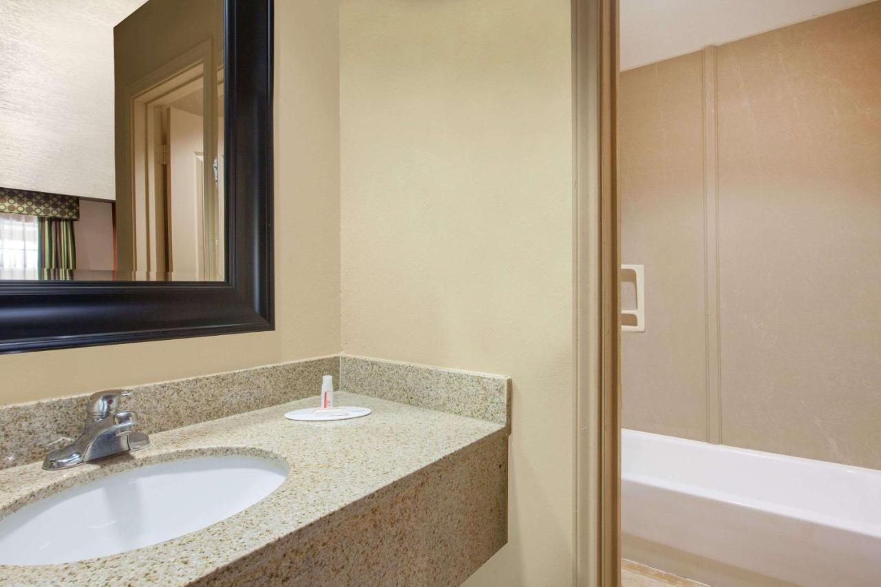 | Days Inn by Wyndham Centerville