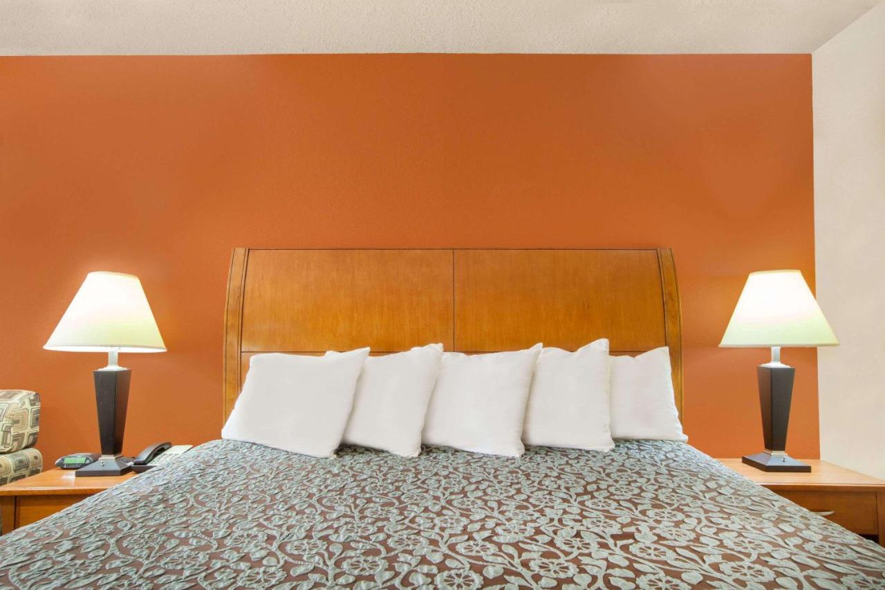 | Days Inn by Wyndham Centerville