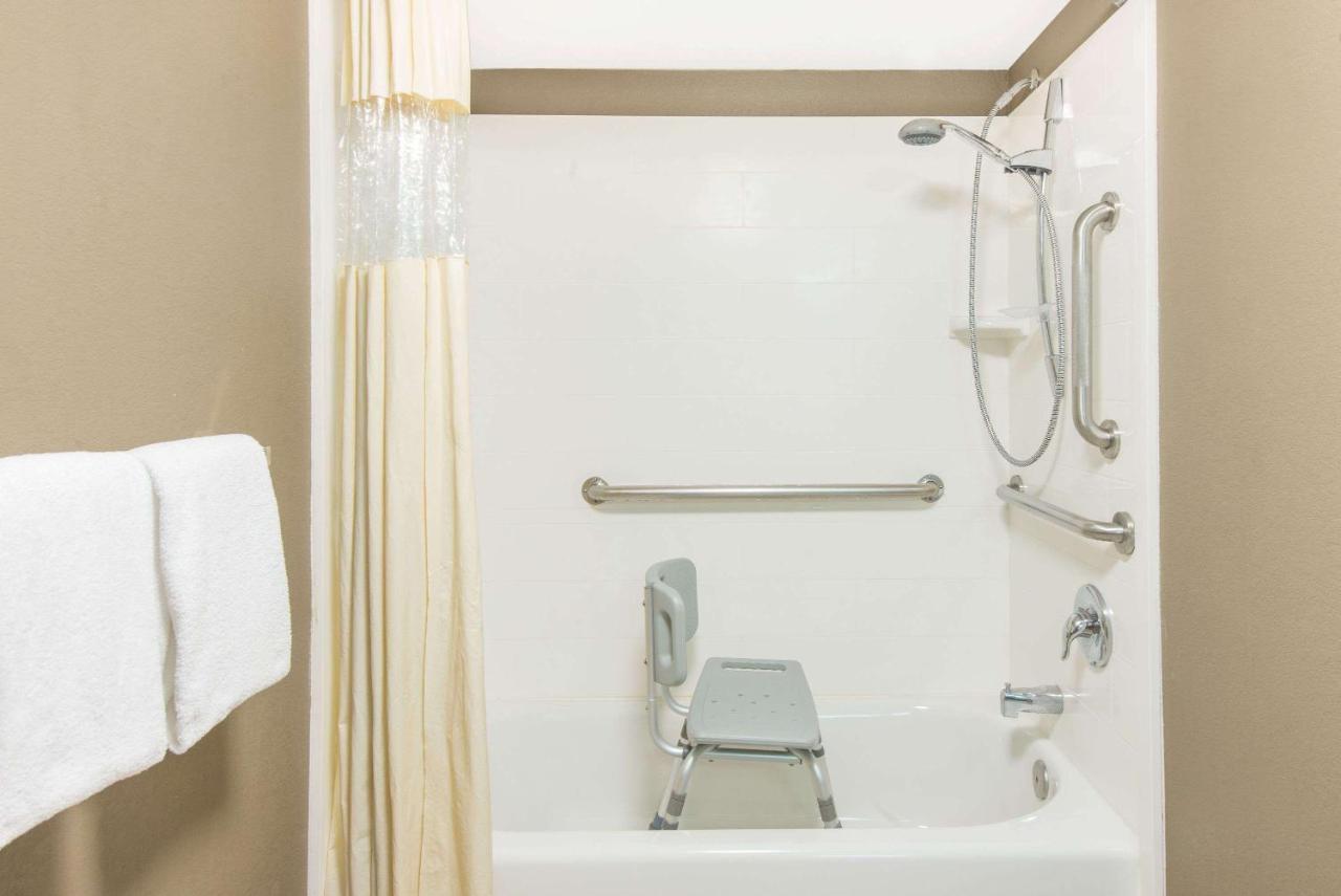 Double Room - Disability Access/Non-Smoking at Days Inn by Wyndham Arlington Pentagon