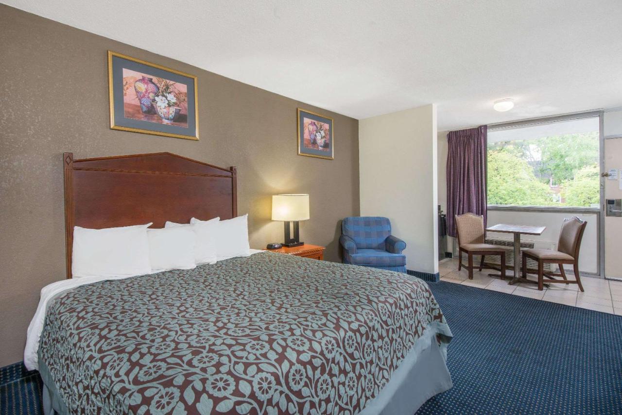 Queen Studio - Non-Smoking at Days Inn by Wyndham Arlington Pentagon