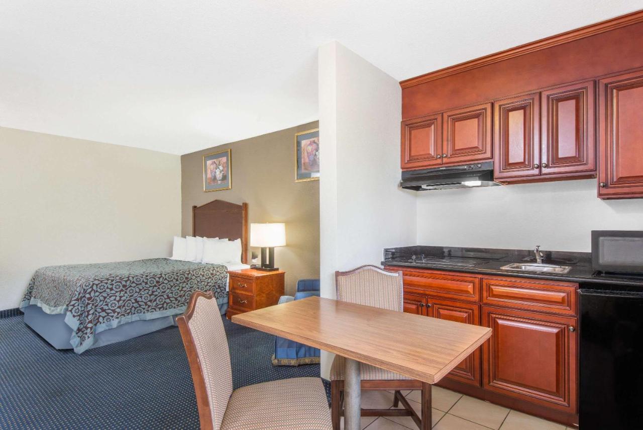 Queen Studio - Non-Smoking at Days Inn by Wyndham Arlington Pentagon