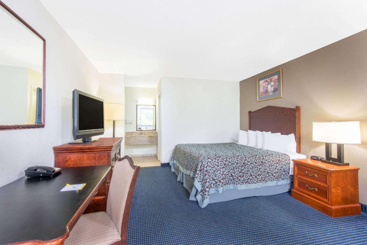 Queen Room - Non-Smoking at Days Inn by Wyndham Arlington Pentagon