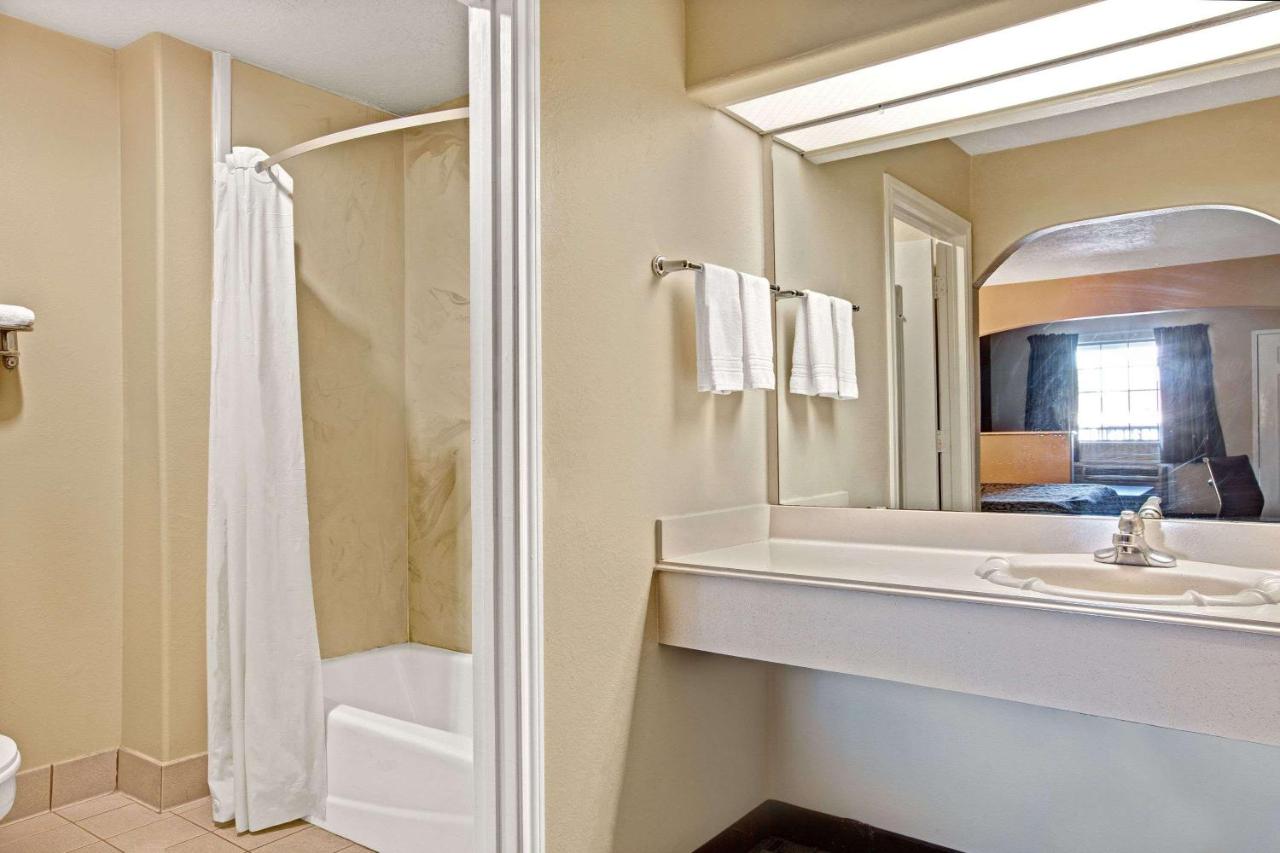 | Days Inn & Suites by Wyndham Houston North - Spring