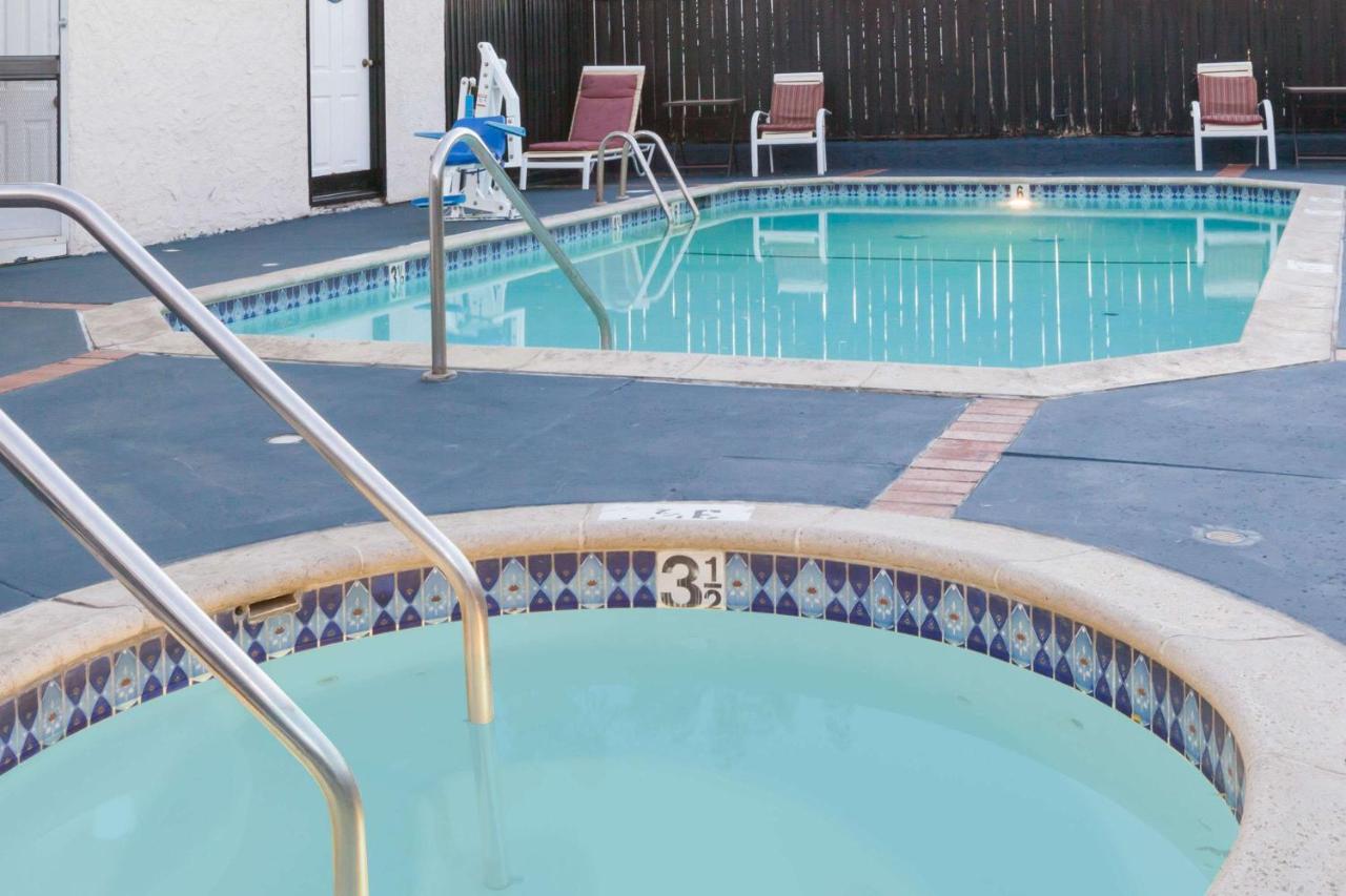 | Days Inn by Wyndham Castaic Six Flags Magic Mountain