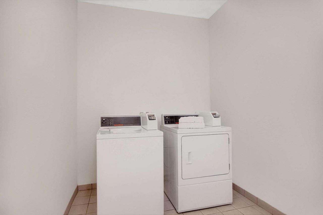 | Days Inn & Suites by Wyndham Houston North - Spring
