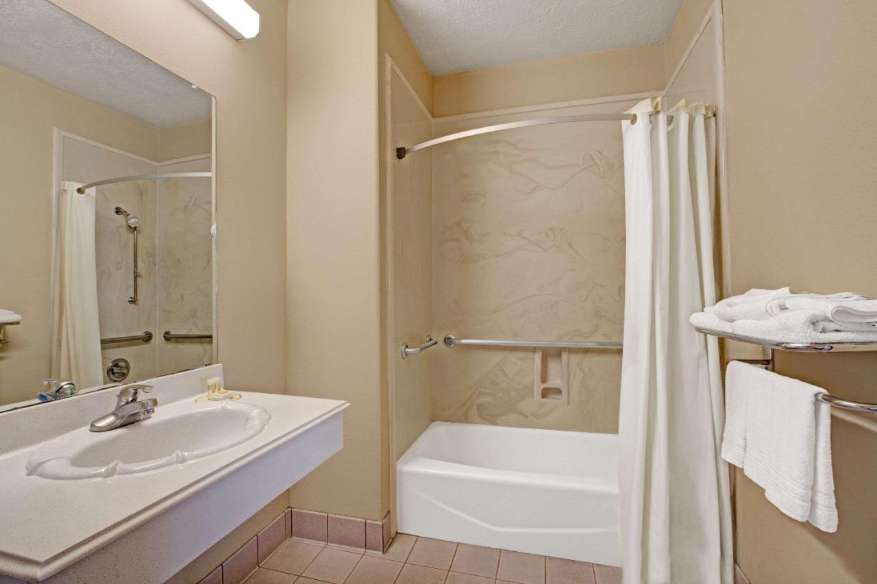 | Days Inn & Suites by Wyndham Houston North - Spring