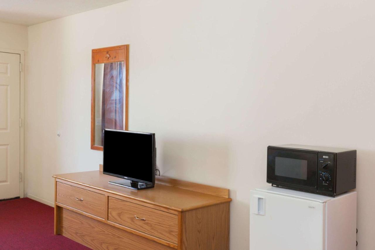 | Days Inn by Wyndham Castaic Six Flags Magic Mountain