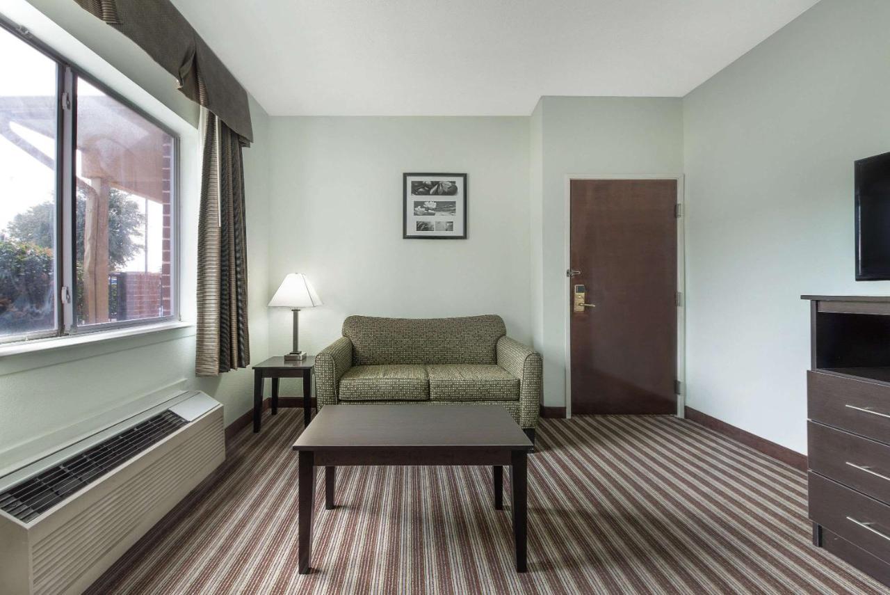 King Suite - Non-Smoking at Days Inn & Suites by Wyndham Dallas