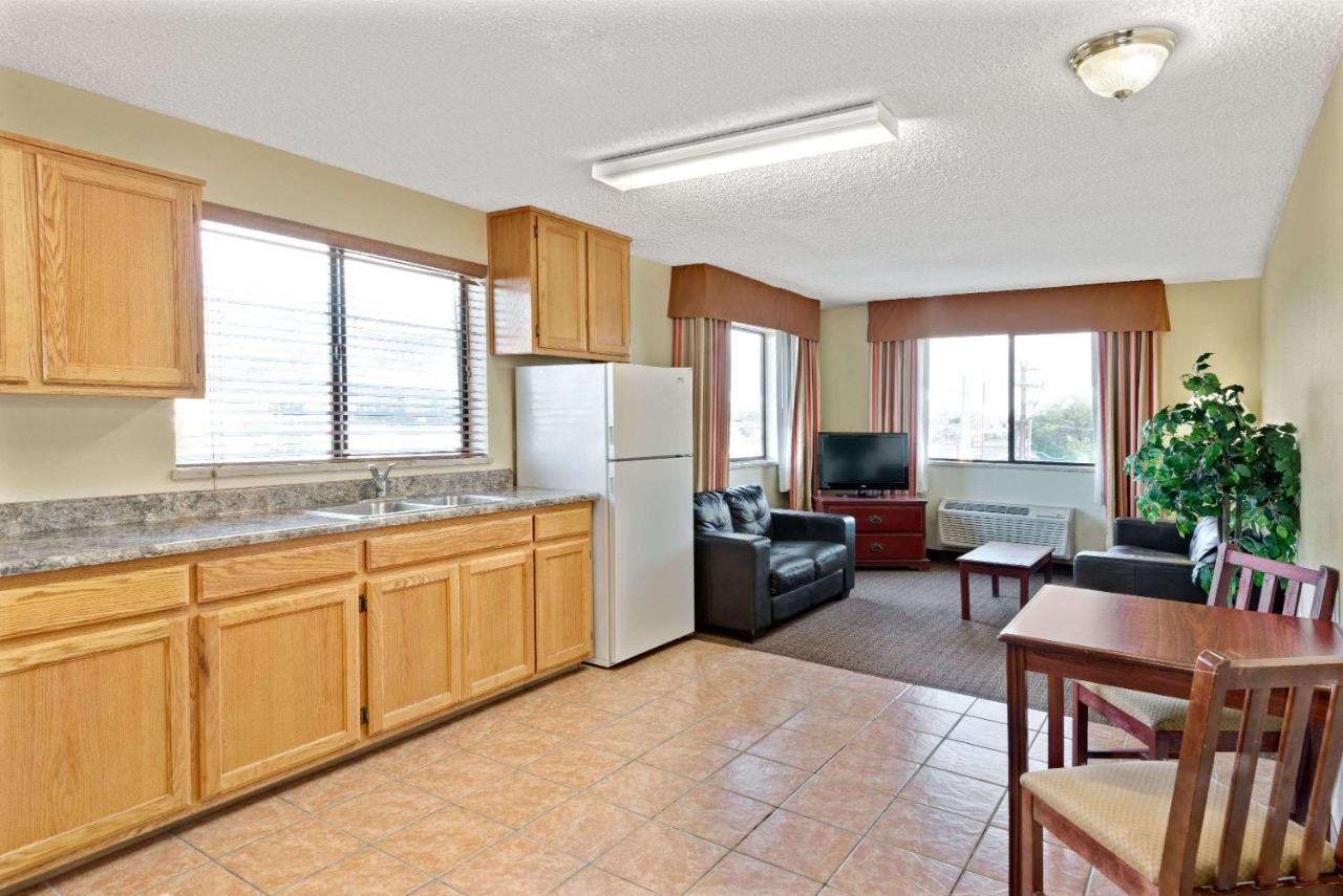 One-Bedroom King Suite - Non-Smoking at Days Inn by Wyndham Bernalillo