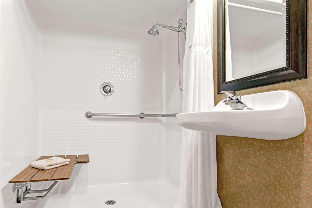 King Room - Mobility Access/Non-Smoking at Days Inn by Wyndham Bernalillo