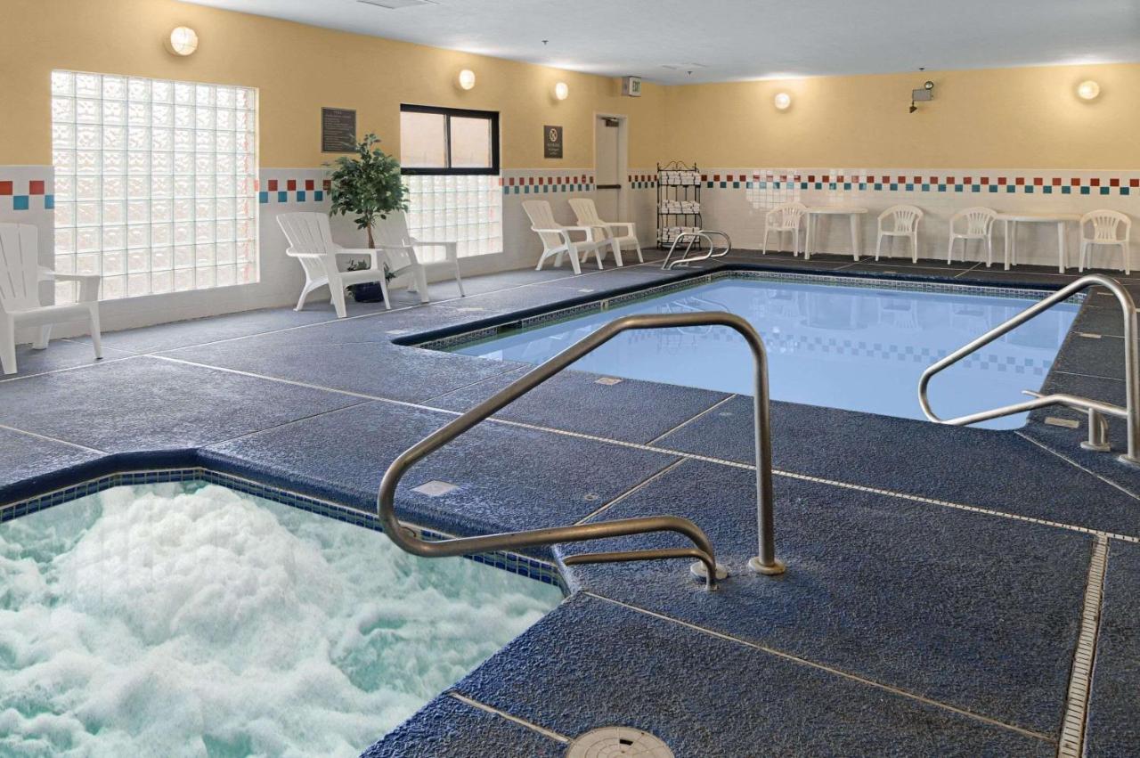 Queen Room with Two Queen Beds - Non-Smoking at Days Inn by Wyndham Bernalillo