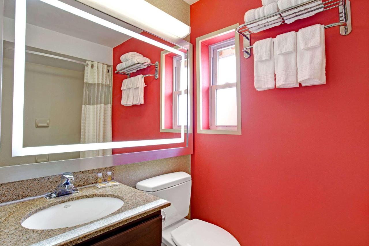 | Days Inn by Wyndham Ridgefield NJ