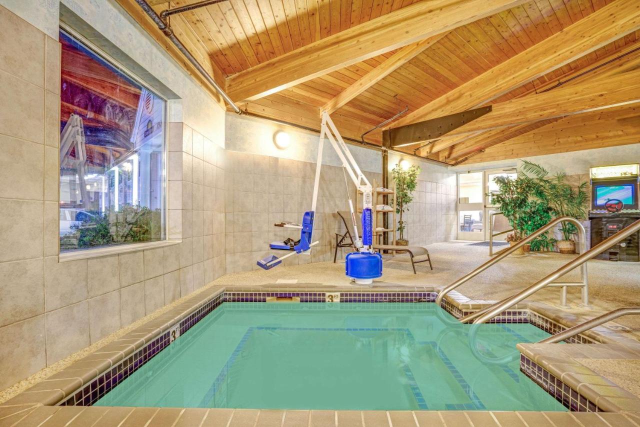 Queen Suite - Non-Smoking at Days Inn by Wyndham Faribault