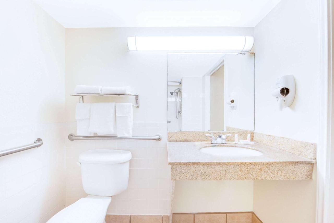 King Room with Bath Tub - Mobility/Hearing Accessible - Non-Smoking at Days Inn & Suites by Wyndham Laredo
