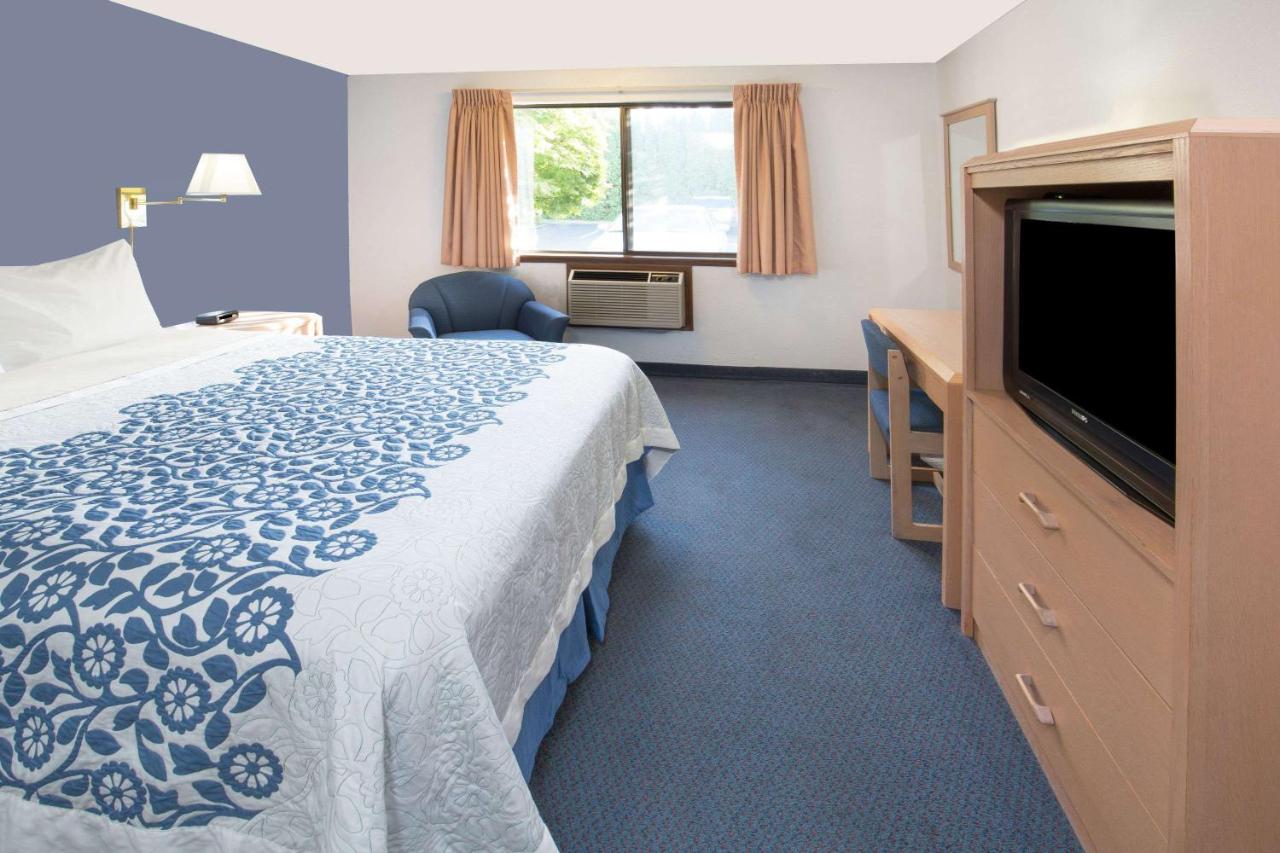 Queen Room - Disability Access - Non-Smoking at Days Inn by Wyndham Corvallis