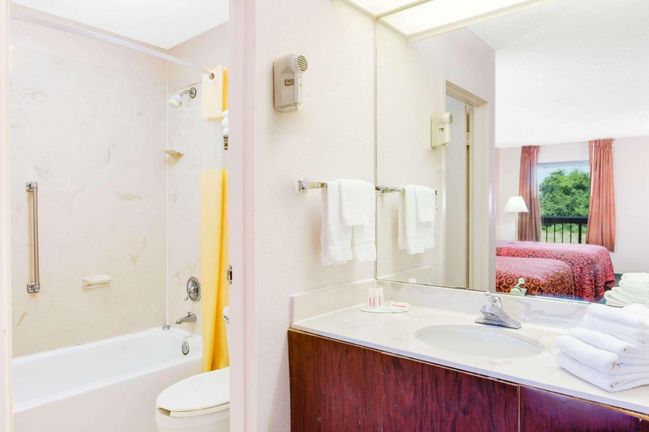 Double Room - Smoking at Days Inn by Wyndham Greenville MS