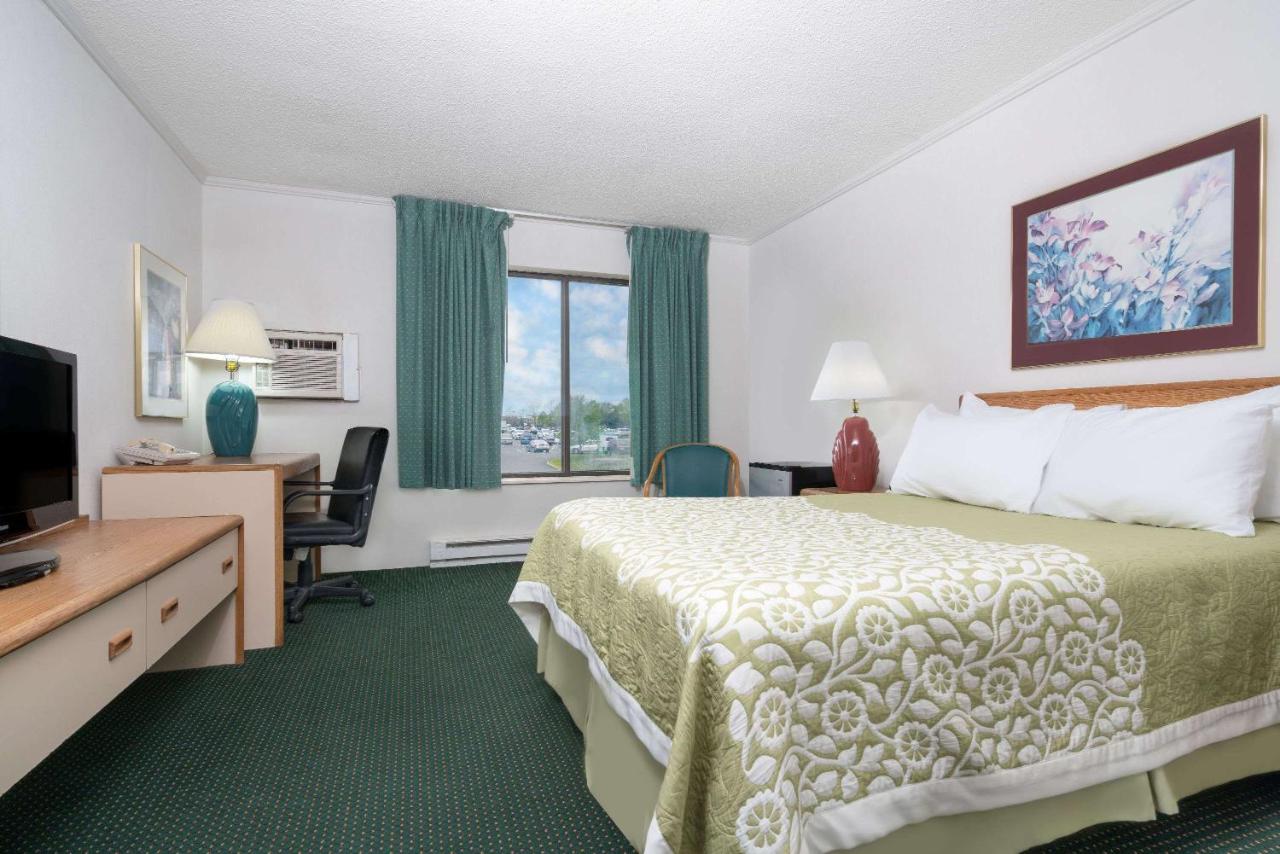 King Room - Non-Smoking at Days Inn by Wyndham St Cloud
