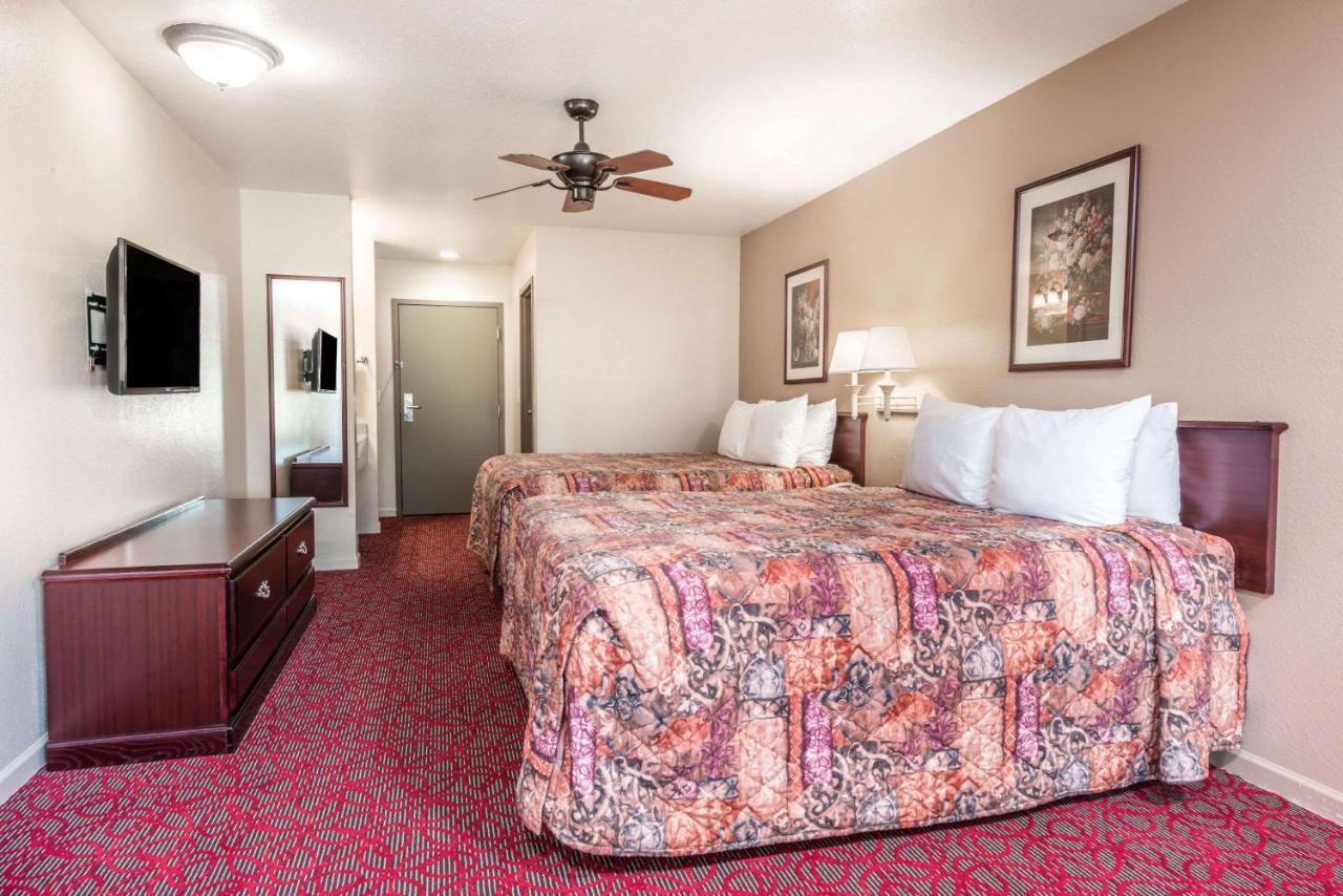 | Days Inn by Wyndham St Peters/St Charles