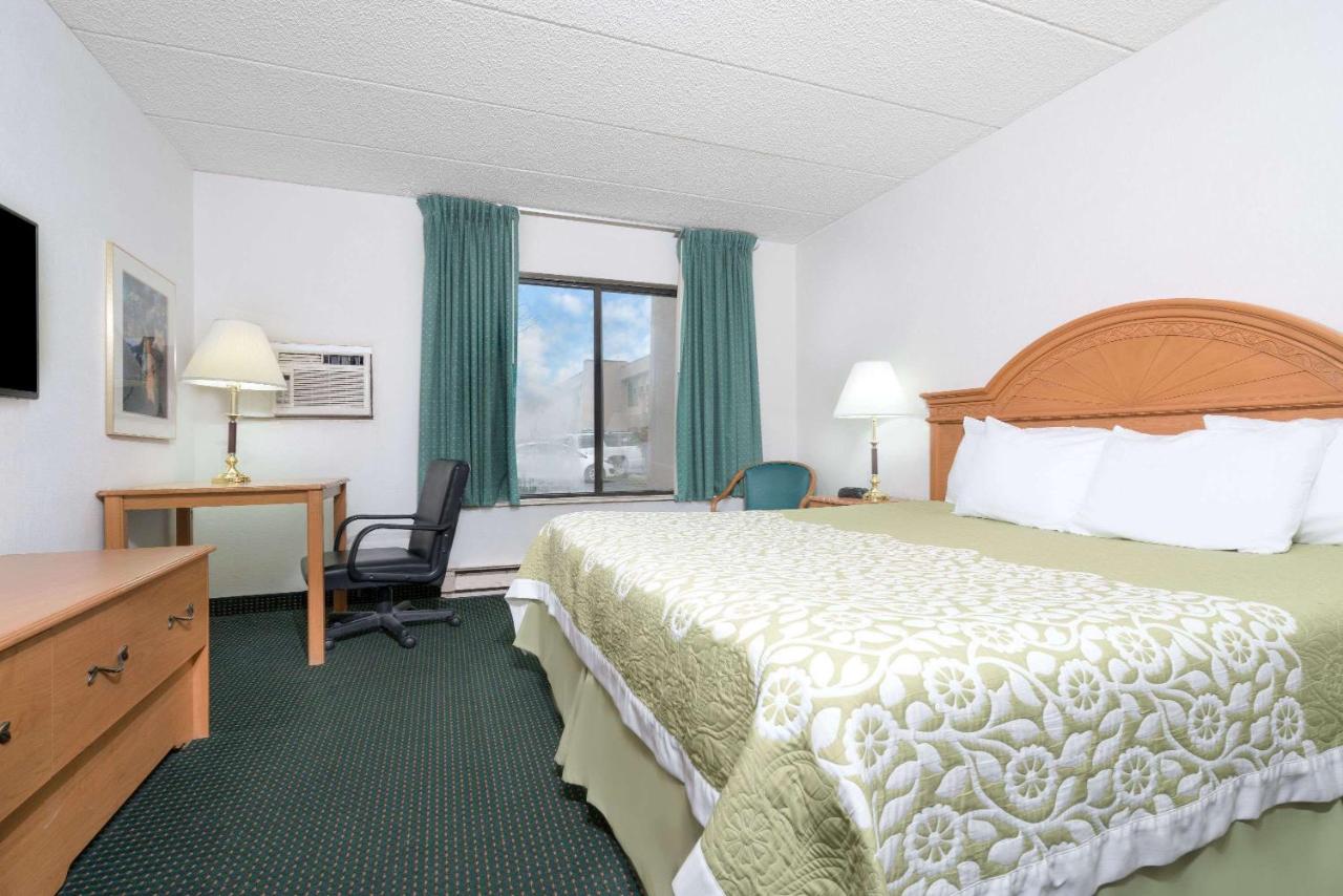 King Room - Non-Smoking at Days Inn by Wyndham St Cloud