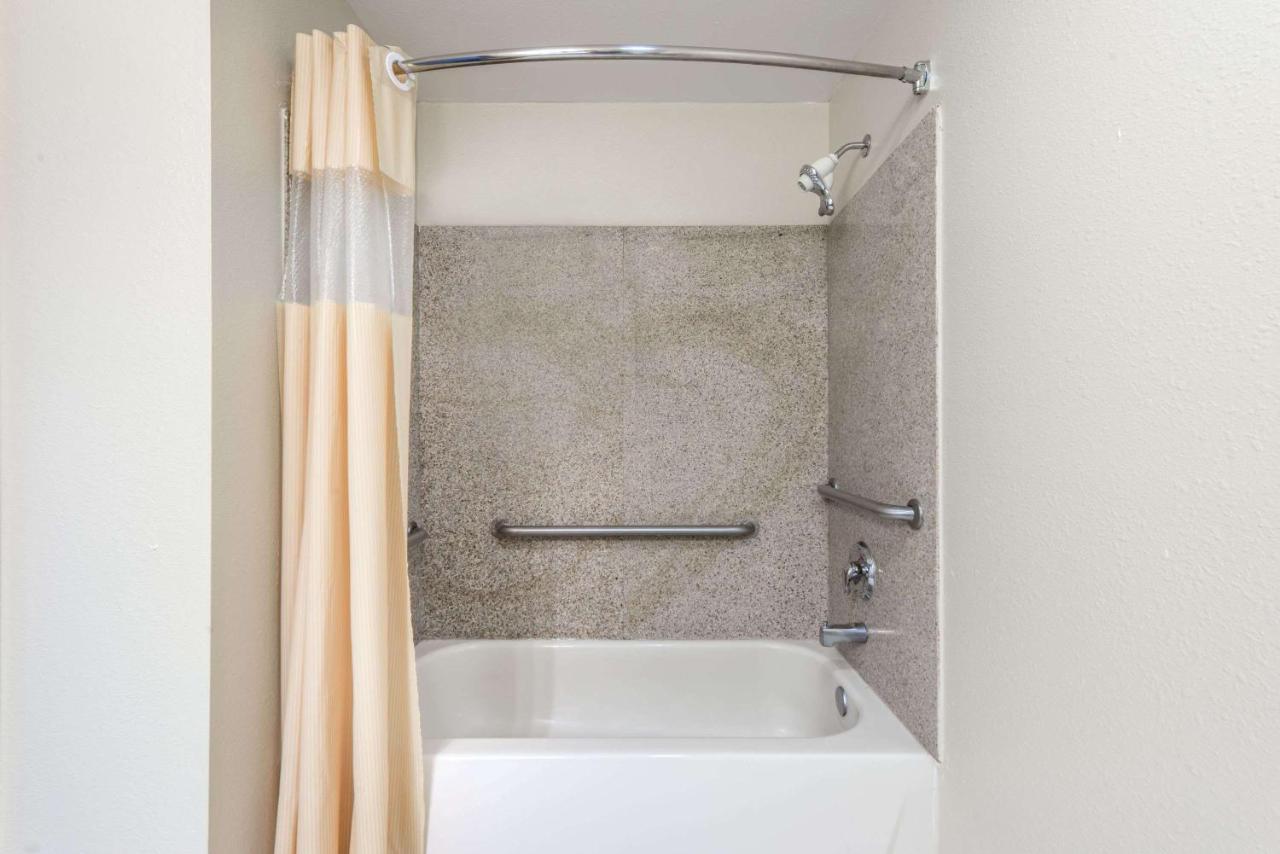 | Days Inn by Wyndham St Peters/St Charles