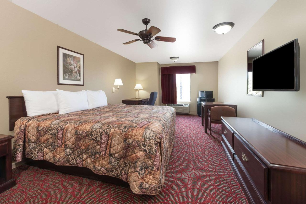 | Days Inn by Wyndham St Peters/St Charles