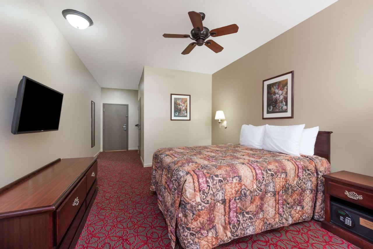 | Days Inn by Wyndham St Peters/St Charles