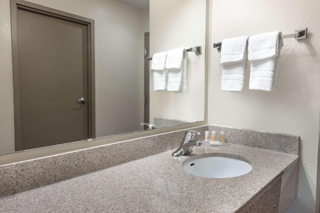 | Days Inn by Wyndham St Peters/St Charles