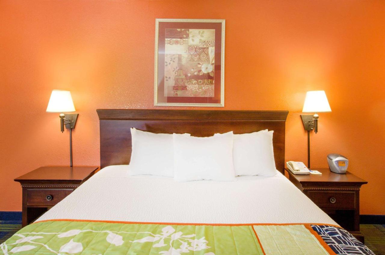 King Room - Mobility/Hearing Access/Non Smoking at Days Inn by Wyndham Fremont