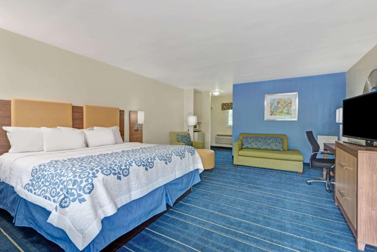 | Days Inn by Wyndham Ridgefield
