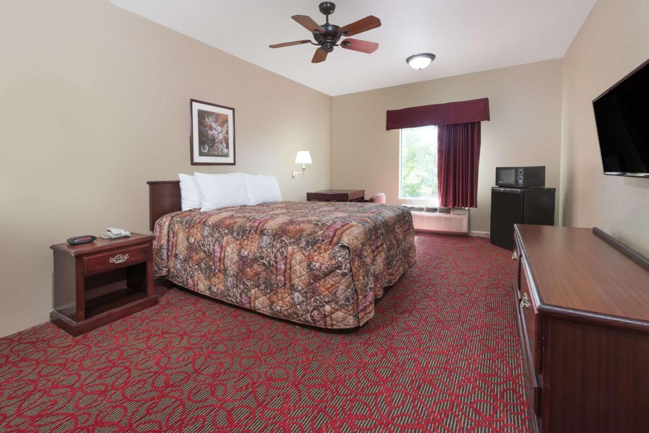 | Days Inn by Wyndham St Peters/St Charles