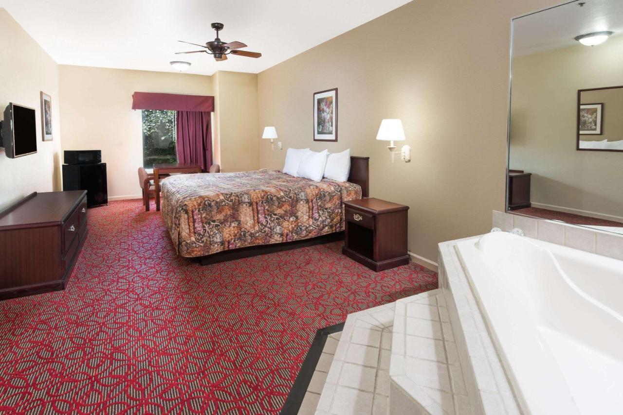 | Days Inn by Wyndham St Peters/St Charles