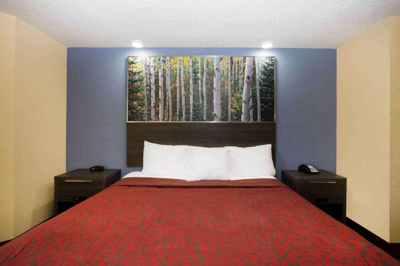 King Room - Non-Smoking at Days Inn by Wyndham Blue Springs