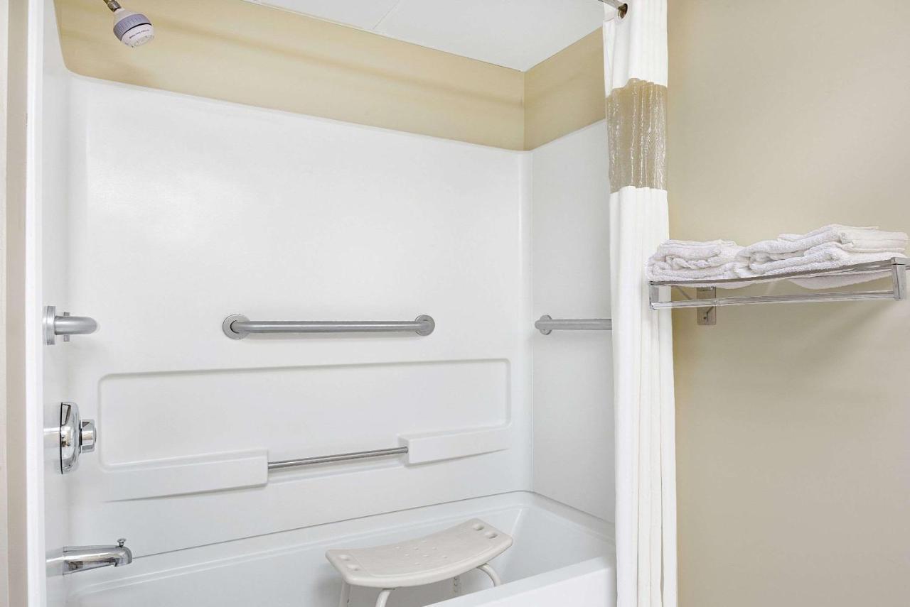 King Room - Disability Access/Non-Smoking at Days Inn by Wyndham Burlington East