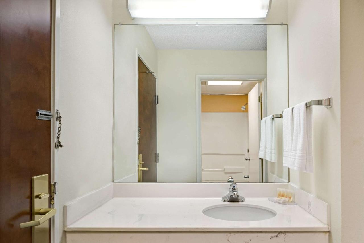 King Room - Non-Smoking at Days Inn by Wyndham Burlington East
