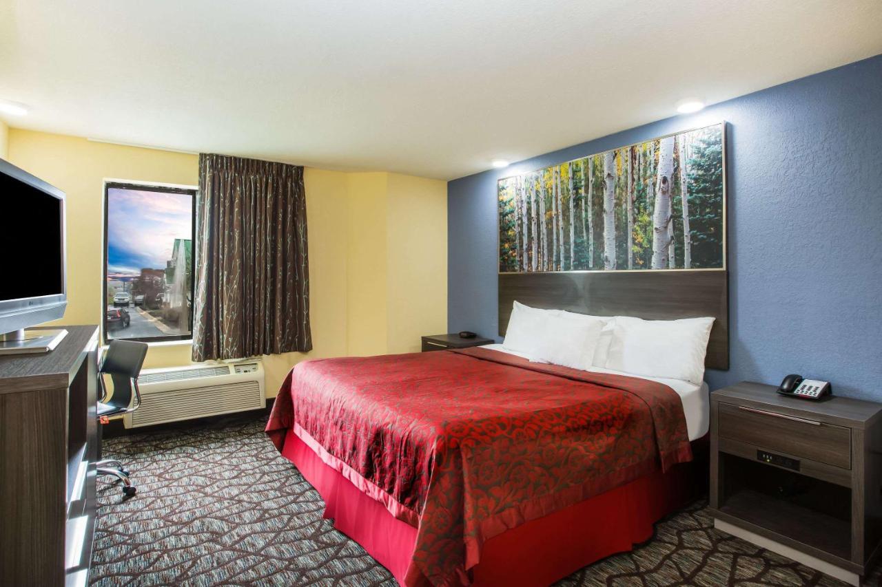 King Room - Non-Smoking at Days Inn by Wyndham Blue Springs