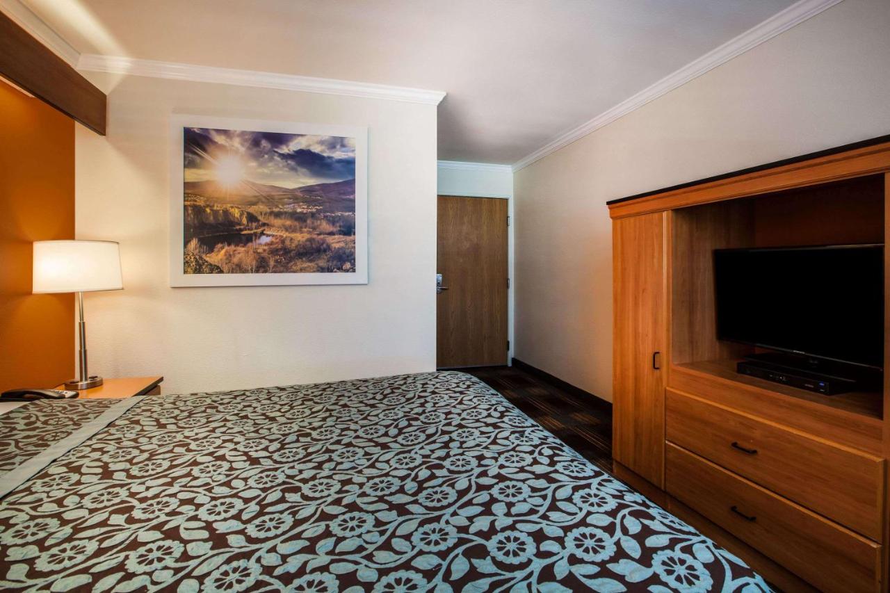 Queen Room - Non-Smoking at Days Inn & Suites by Wyndham Antioch